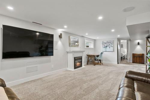 845 Richter Street, Kelowna, BC - Indoor Photo Showing Living Room With Fireplace