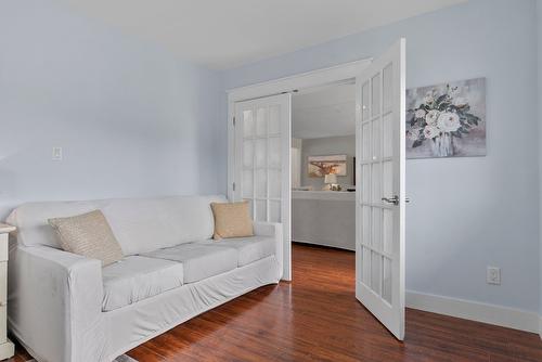 845 Richter Street, Kelowna, BC - Indoor Photo Showing Living Room