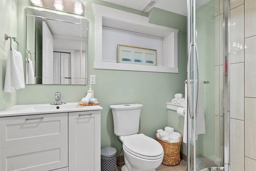 845 Richter Street, Kelowna, BC - Indoor Photo Showing Bathroom