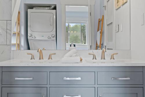 845 Richter Street, Kelowna, BC - Indoor Photo Showing Laundry Room