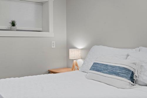 845 Richter Street, Kelowna, BC - Indoor Photo Showing Bedroom