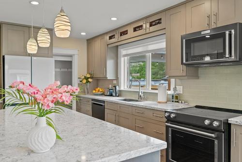 845 Richter Street, Kelowna, BC - Indoor Photo Showing Kitchen