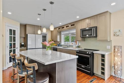 845 Richter Street, Kelowna, BC - Indoor Photo Showing Kitchen With Upgraded Kitchen