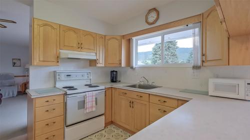 5831 Old Vernon Road, Kelowna, BC - Indoor Photo Showing Kitchen