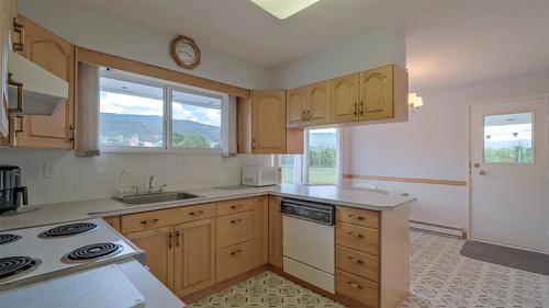 5831 Old Vernon Road, Kelowna, BC - Indoor Photo Showing Kitchen