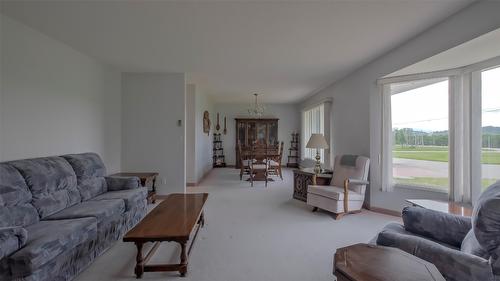 5831 Old Vernon Road, Kelowna, BC - Indoor Photo Showing Living Room