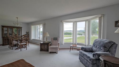 5831 Old Vernon Road, Kelowna, BC - Indoor Photo Showing Living Room