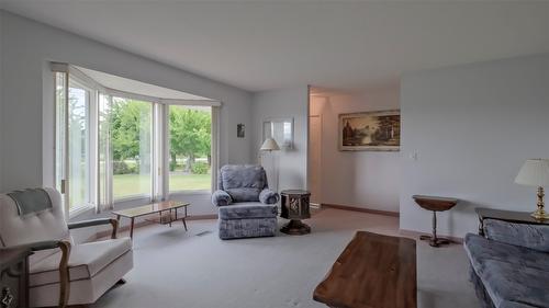 5831 Old Vernon Road, Kelowna, BC - Indoor Photo Showing Living Room