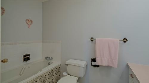 5831 Old Vernon Road, Kelowna, BC - Indoor Photo Showing Bathroom