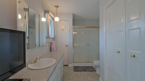 5831 Old Vernon Road, Kelowna, BC - Indoor Photo Showing Bathroom