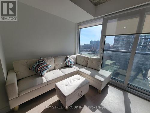 65 Mutual Street, Toronto, ON - Indoor Photo Showing Living Room