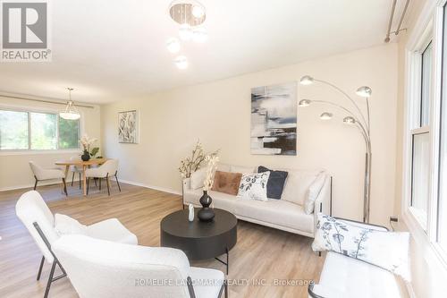 3337 Rhonda Valley, Mississauga, ON - Indoor Photo Showing Living Room