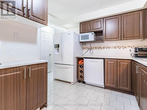 58 - 1 Royalwood Crescent, Hamilton, ON - Indoor Photo Showing Kitchen