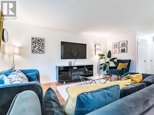 58 - 1 Royalwood Crescent, Hamilton, ON - Indoor Photo Showing Living Room