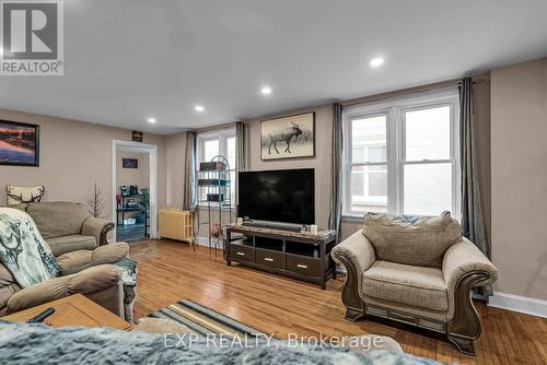 32-34 Gloucester Street N, Cornwall, ON - Indoor Photo Showing Living Room