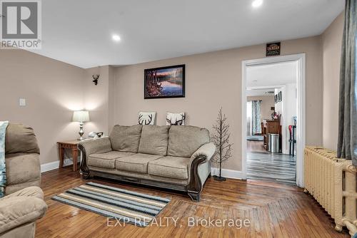 32-34 Gloucester Street N, Cornwall, ON - Indoor Photo Showing Living Room