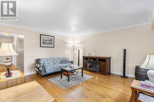 186 Glenwood Avenue, Port Colborne (878 - Sugarloaf), ON - Indoor Photo Showing Living Room