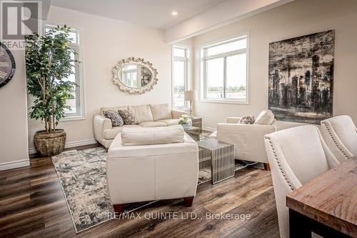 15 Nipigon Street, Belleville, ON - Indoor Photo Showing Living Room