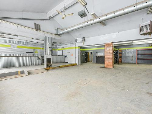 Commerce - 5800 Boul. Taschereau, Brossard, QC - Indoor Photo Showing Garage