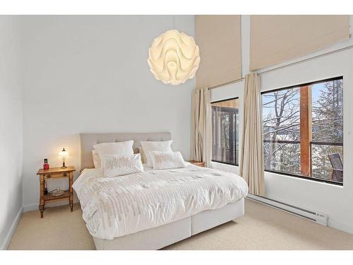 Master bedroom - 169 Ch. Du Lac-Ouimet, Mont-Tremblant, QC - Indoor Photo Showing Bedroom