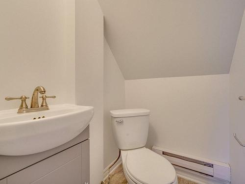 Powder room - 46 383E Avenue, Saint-Hippolyte, QC - Indoor Photo Showing Bathroom