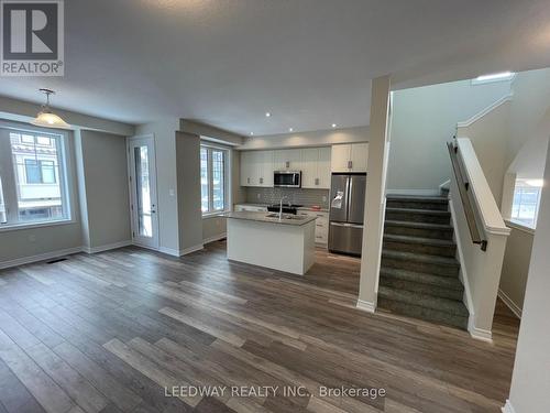 121 - 10 Birmingham Drive, Cambridge, ON - Indoor Photo Showing Kitchen