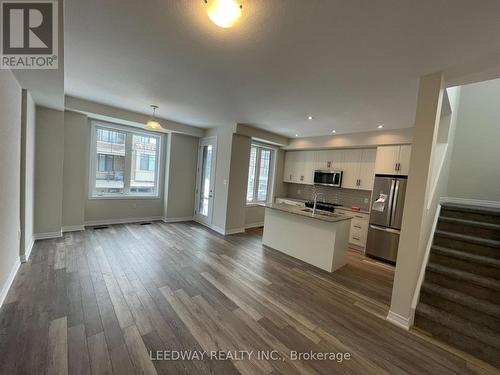 121 - 10 Birmingham Drive, Cambridge, ON - Indoor Photo Showing Kitchen