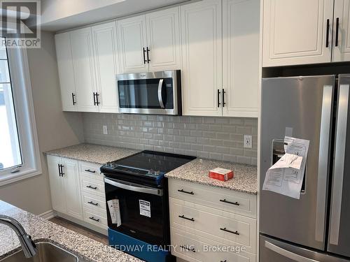 121 - 10 Birmingham Drive, Cambridge, ON - Indoor Photo Showing Kitchen