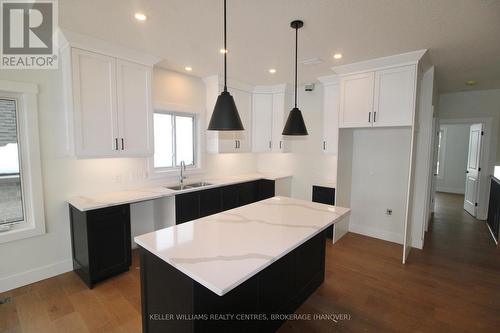 624 26Th Avenue, Hanover, ON - Indoor Photo Showing Kitchen With Double Sink With Upgraded Kitchen