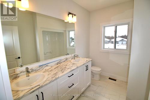 624 26Th Avenue, Hanover, ON - Indoor Photo Showing Bathroom