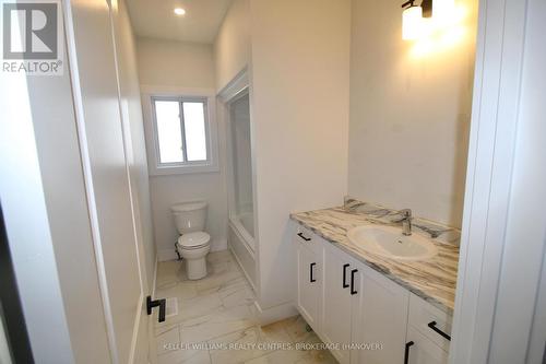 624 26Th Avenue, Hanover, ON - Indoor Photo Showing Bathroom