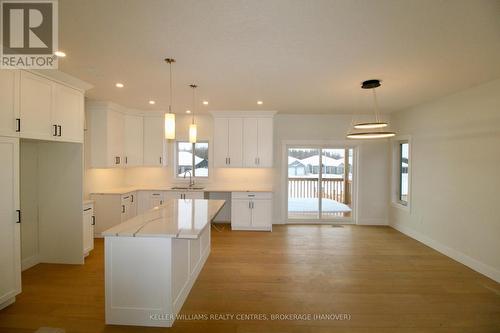 612 26Th Avenue, Hanover, ON - Indoor Photo Showing Kitchen With Upgraded Kitchen