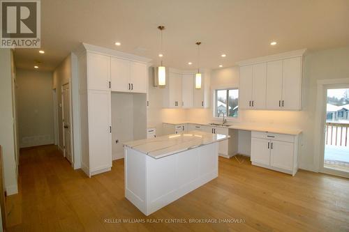 612 26Th Avenue, Hanover, ON - Indoor Photo Showing Kitchen With Upgraded Kitchen