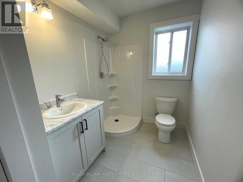 612 26Th Avenue, Hanover, ON - Indoor Photo Showing Bathroom