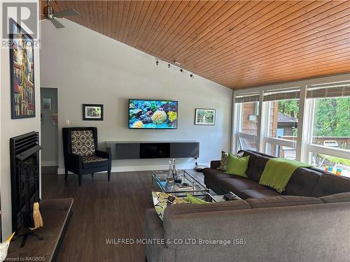 43 Charlesworth Crescent, South Bruce Peninsula, ON - Indoor Photo Showing Living Room