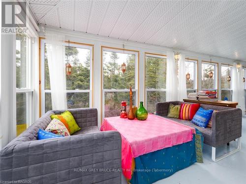 1034 Dorcas Bay Road, Northern Bruce Peninsula, ON - Indoor Photo Showing Living Room