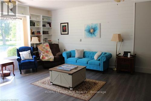 96 Main Street, Northern Bruce Peninsula, ON - Indoor Photo Showing Living Room