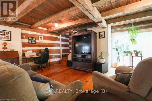 156639 Concession 7A, Chatsworth, ON - Indoor Photo Showing Living Room