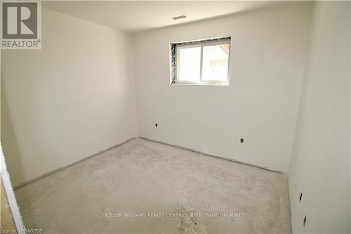 616 25Th Avenue, Hanover, ON - Indoor Photo Showing Other Room