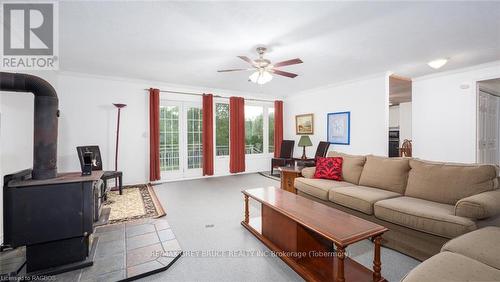 1477 Highway 6, South Bruce Peninsula, ON - Indoor Photo Showing Living Room