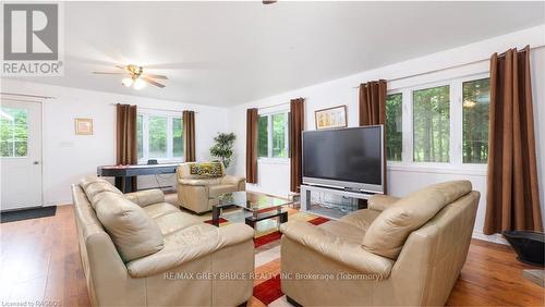 1477 Highway 6, South Bruce Peninsula, ON - Indoor Photo Showing Living Room