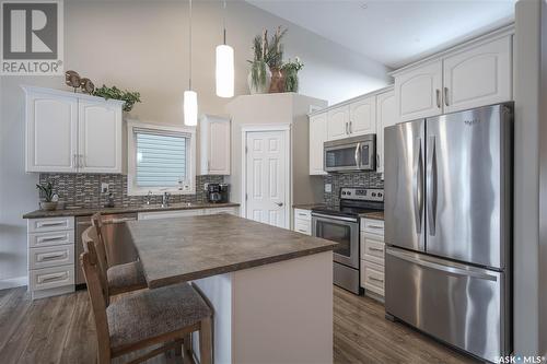 511 Cherry Lane, Warman, SK - Indoor Photo Showing Kitchen With Upgraded Kitchen