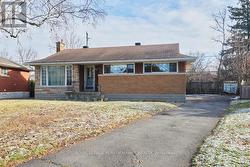 816 DICKENS AVENUE  Ottawa, ON K1G 2X8