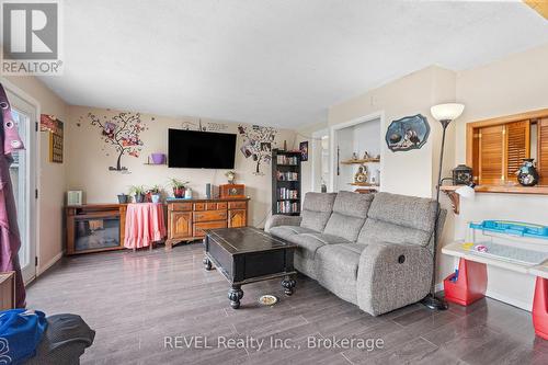 24 Lyndon Street W, Thorold (557 - Thorold Downtown), ON - Indoor Photo Showing Living Room