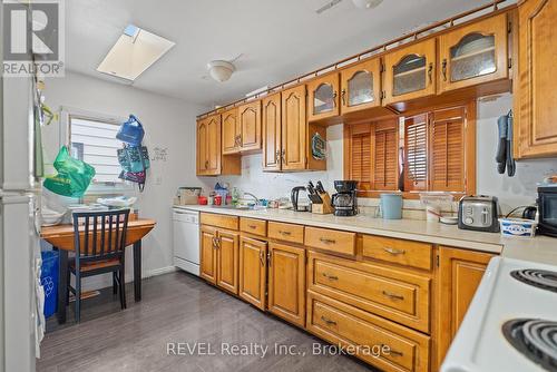 24 Lyndon Street W, Thorold (557 - Thorold Downtown), ON - Indoor Photo Showing Kitchen