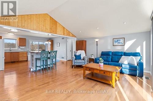 397 Purple Valley Road, South Bruce Peninsula, ON - Indoor Photo Showing Living Room