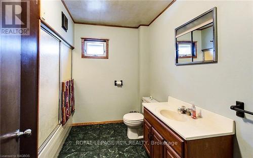 862 24Th Avenue, Hanover, ON - Indoor Photo Showing Bathroom