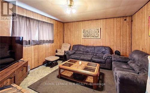 862 24Th Avenue, Hanover, ON - Indoor Photo Showing Living Room