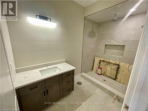 805 22Nd, Hanover, ON - Indoor Photo Showing Bathroom