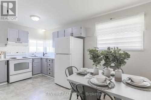 10 Hamilton Street, Kawartha Lakes (Lindsay), ON - Indoor Photo Showing Kitchen